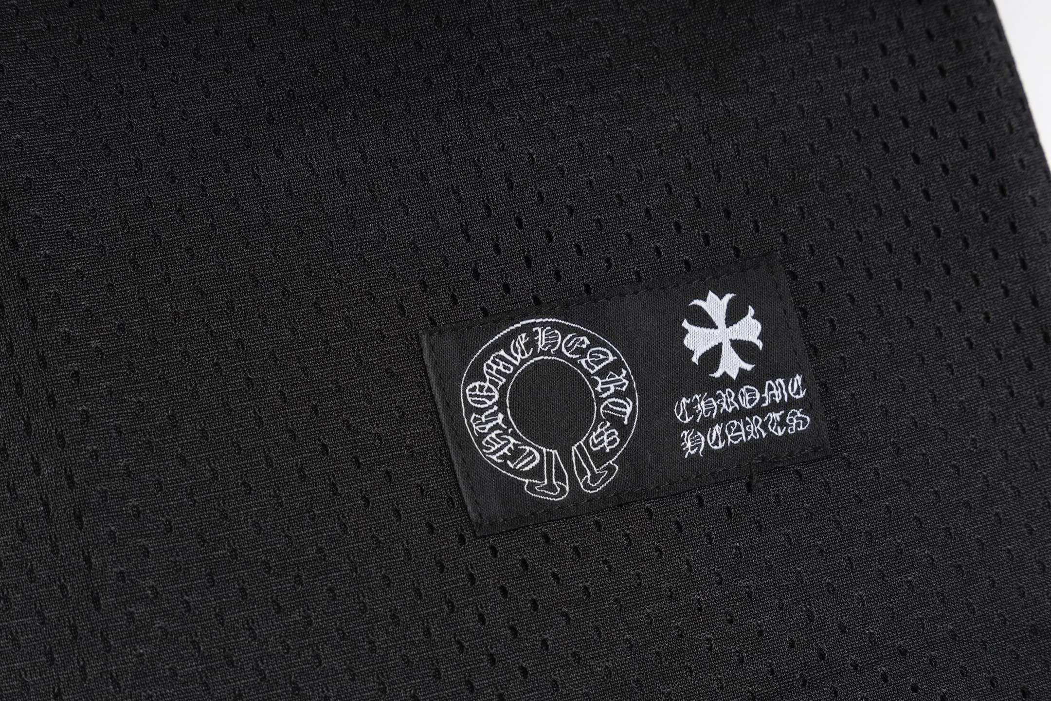 🅿️380 [Exclusive supply] CH Crow Heart Sanskrit Mesh Hockey Long Sleeve. The original version was purchased for 15,989 and developed. The fabric is made of custom weaving and dyeing technology. It is made of selected black mesh fabric, showing a unique sports style. The fabric has been specially treated to provide excellent breathability and comfort while maintaining a crisp and structured appearance. The double-layer design structure enhances the overall texture and makes the wearing experience more three-dimensional and full. The brand's iconic patterns are printed in many places, and high-precision printing technology is used to ensure that the patterns are clear and sharp. The silver printing has a glitter effect, showing charming luster changes under different lights. All printings undergo strict color difference control to ensure accurate color reproduction. The silver-plated pattern design on the sleeve arms is particularly eye-catching, showing the brand's consistent dark luxury style. In terms of details, the latest custom-woven labels are used, and the workmanship is exquisite. The overall shape is designed for both men and women, with both fashion and practicality. This T-shirt perfectly combines sports elements with high fashion craftsmanship, making it the brand's iconic street style item. Size:S/M/L